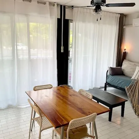 Les Pieds Dans Le Sable *