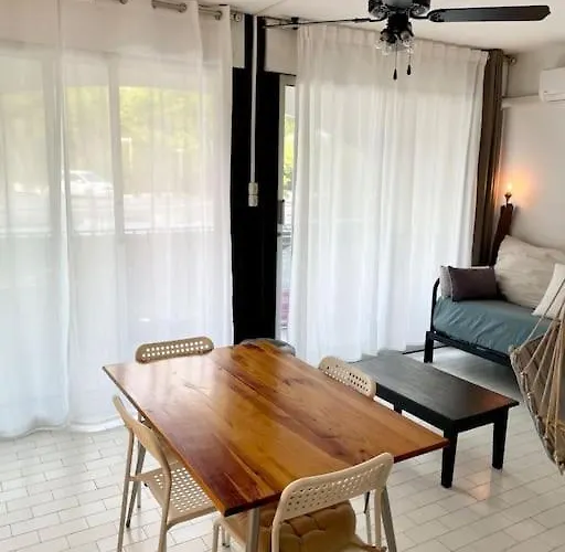 Les Pieds Dans Le Sable *